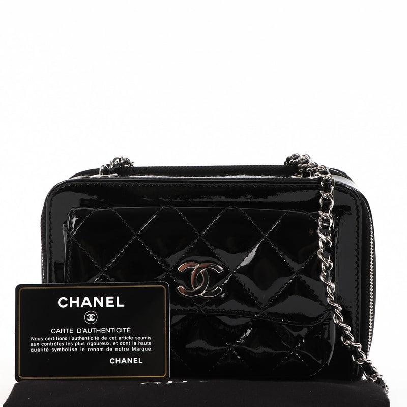 Chanel Black Patent Leather Mini Vanity Crossbody Bag pour le meilleur prix chez Labellov à Bruxelles. Sacs a mains le depot.