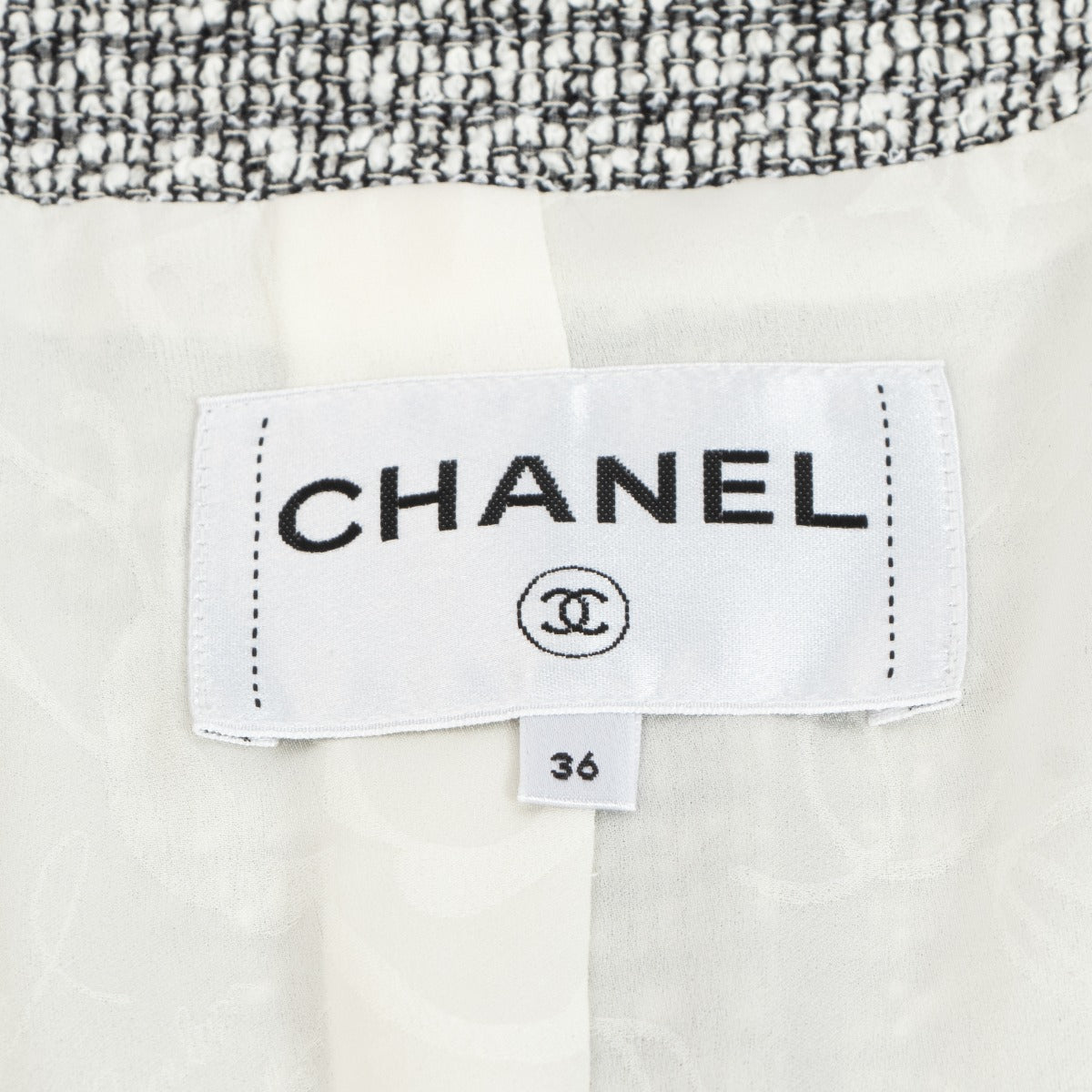 Veste en tweed à franges noire et blanche Chanel Printemps 2018