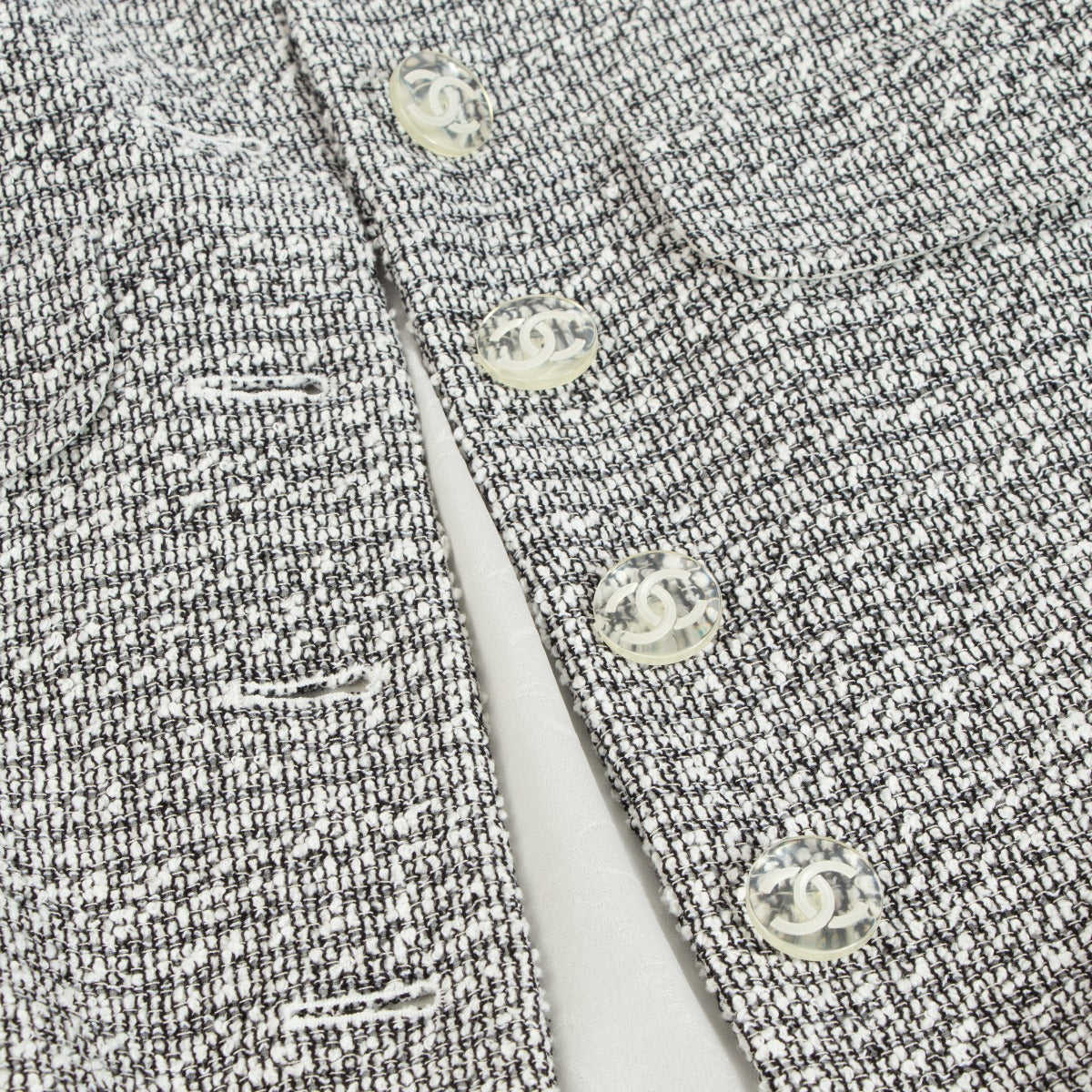 Veste en tweed à franges noire et blanche Chanel Printemps 2018