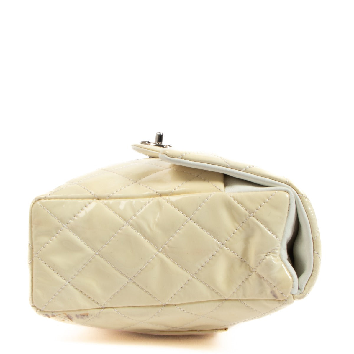 Sac seau Chanel Classic Flap en cuir verni beige