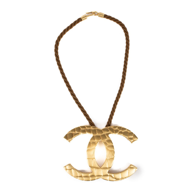 shop 100% authentic second hand Chanel 07P Gold Metal Oversized Crocodile Print CC Rope Choker Necklaceon Labellov.com