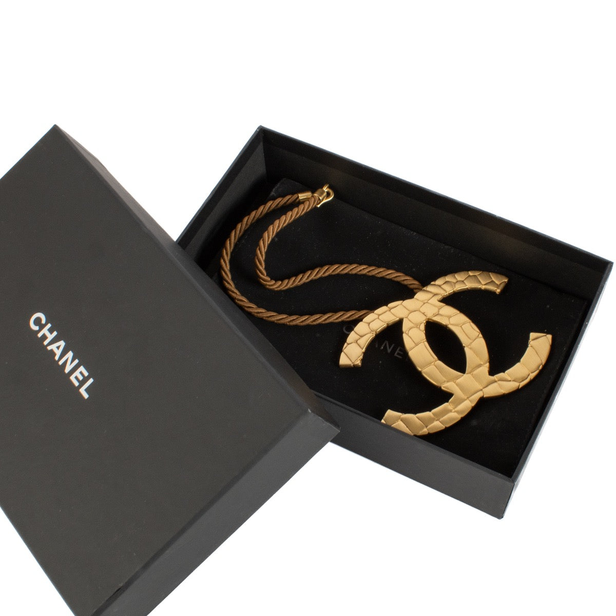 shop 100% authentic second hand Chanel 07P Gold Metal Oversized Crocodile Print CC Rope Choker Necklaceon Labellov.com