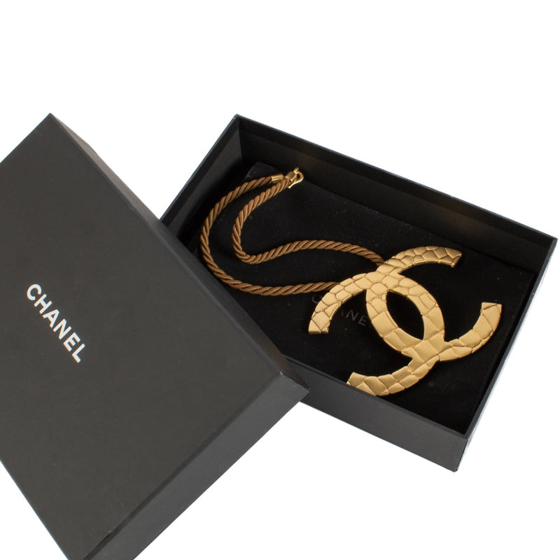 shop 100% authentic second hand Chanel 07P Gold Metal Oversized Crocodile Print CC Rope Choker Necklaceon Labellov.com