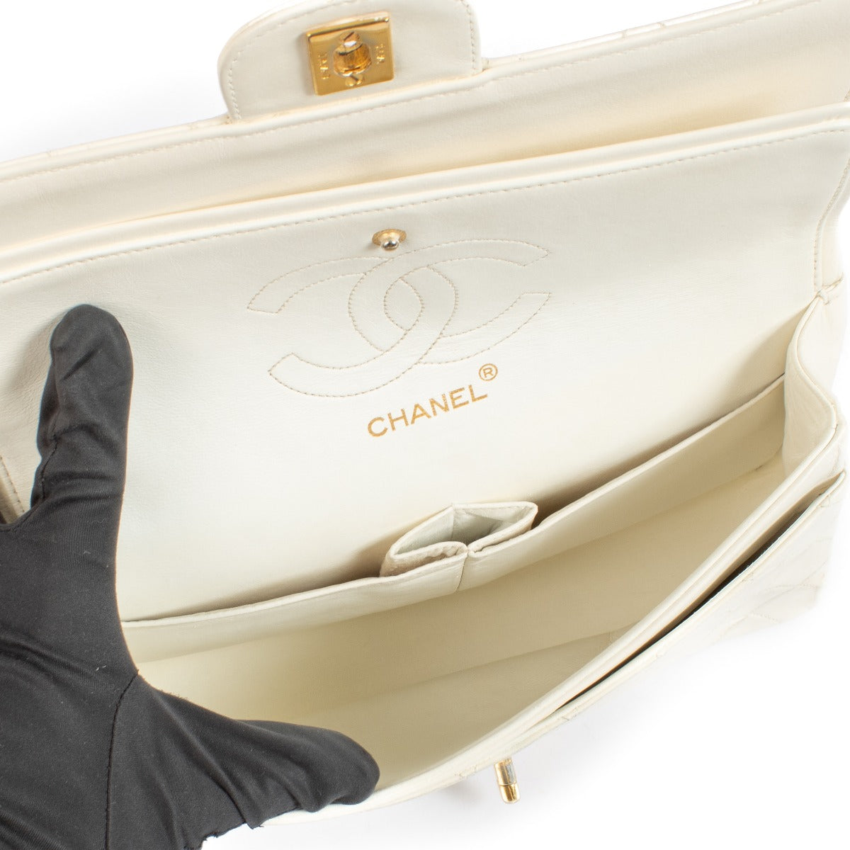 Shop 100% authentic secondhand Chanel White Vintage Medium Classic Handbag on Labellov.com