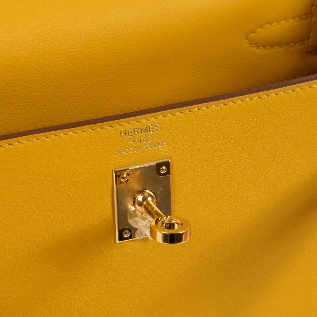 Hermès 2022 Kelly 25 Jaune Ambre Swift Logo Stamp Detail Closeup