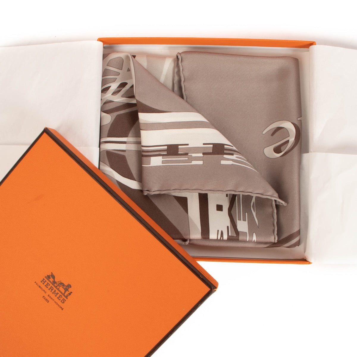 shop 100% authentic second hand Hermès Calèche Scarf on Labellov.com