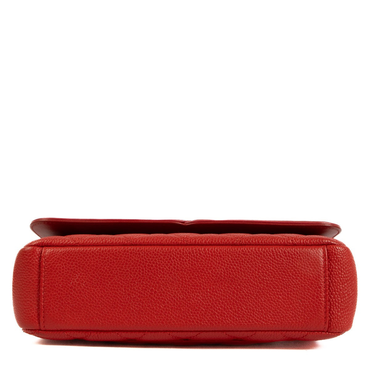 Shop safe online at Labellov in Antwerp, Brussels and Knokke this 100% authentic second hand Chanel Red Caviar Leather CC Filigree Classic Flap Bag