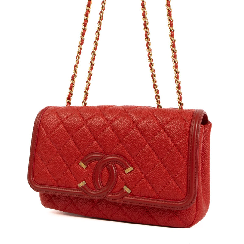 Shop safe online at Labellov in Antwerp, Brussels and Knokke this 100% authentic second hand Chanel Red Caviar Leather CC Filigree Classic Flap Bag