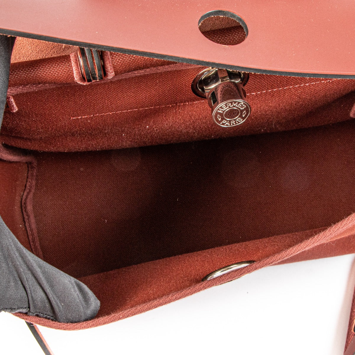 Buy authentic second hand Hermès Herbag 31 on www.labellov.com