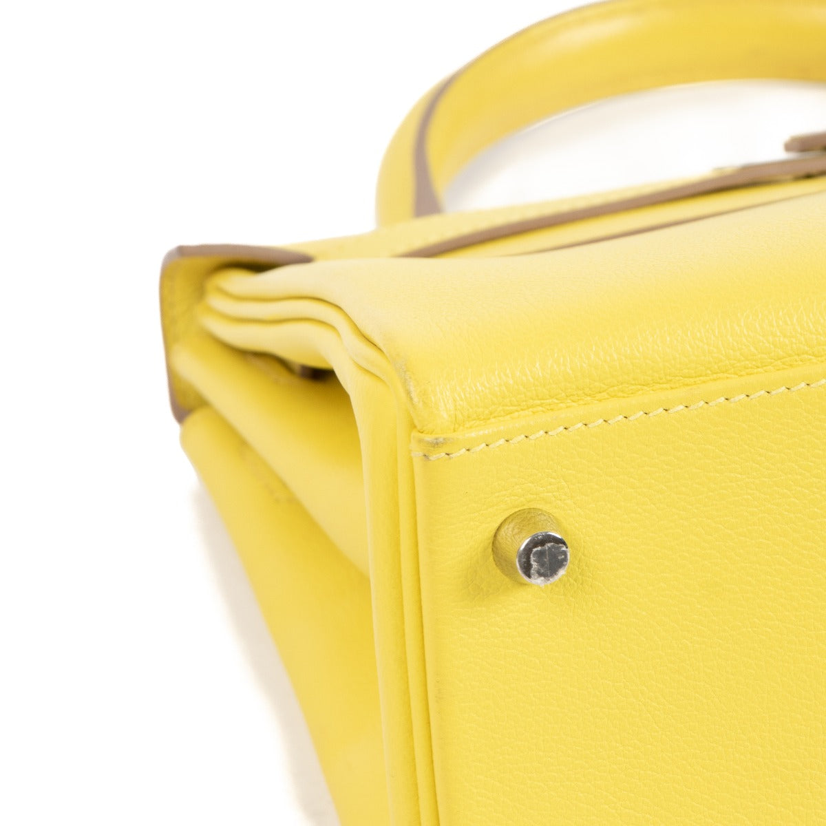 Authentic second hand Hermes Kelly 28 Lime Yellow on www.labellov.com