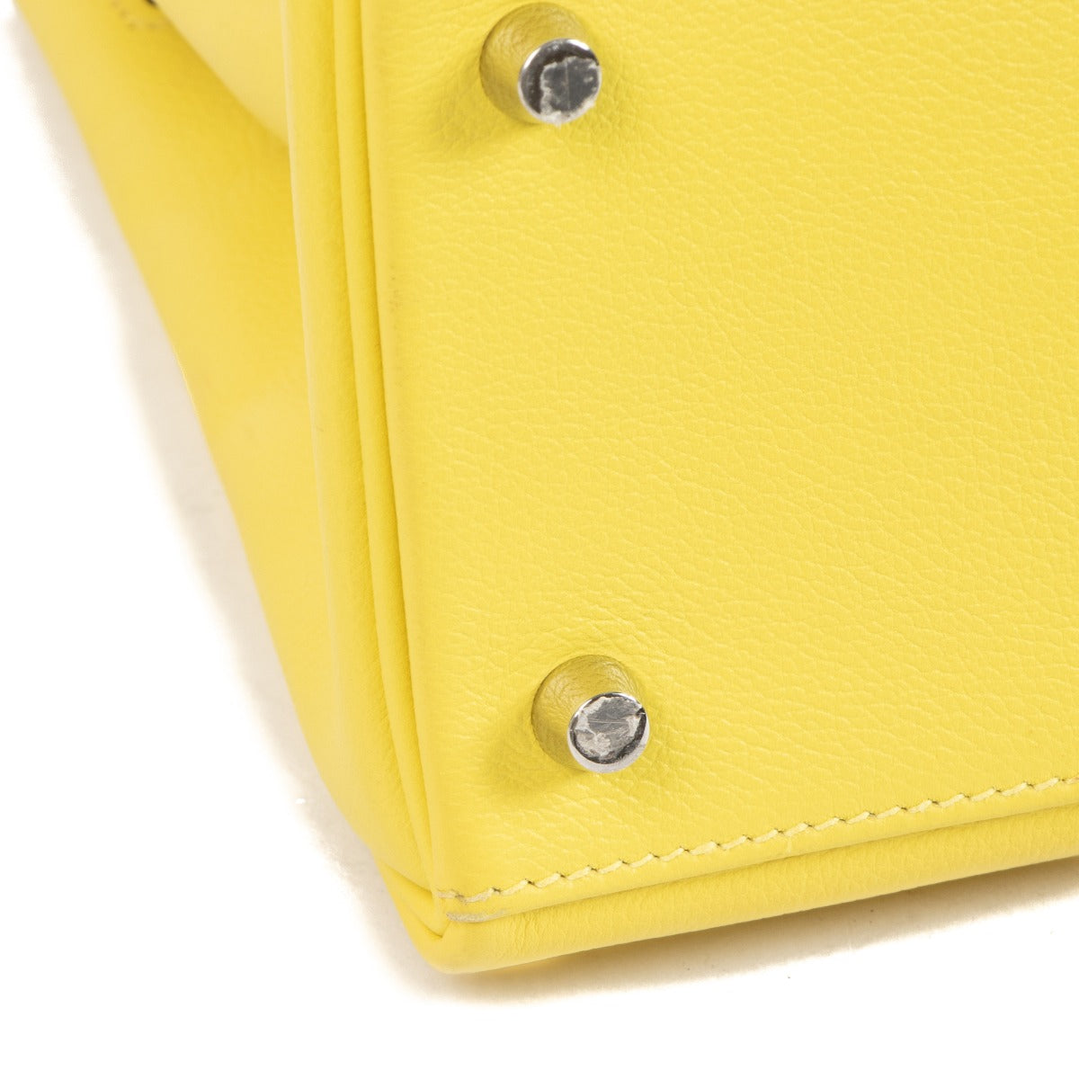 Authentic second hand Hermes Kelly 28 Lime Yellow on www.labellov.com
