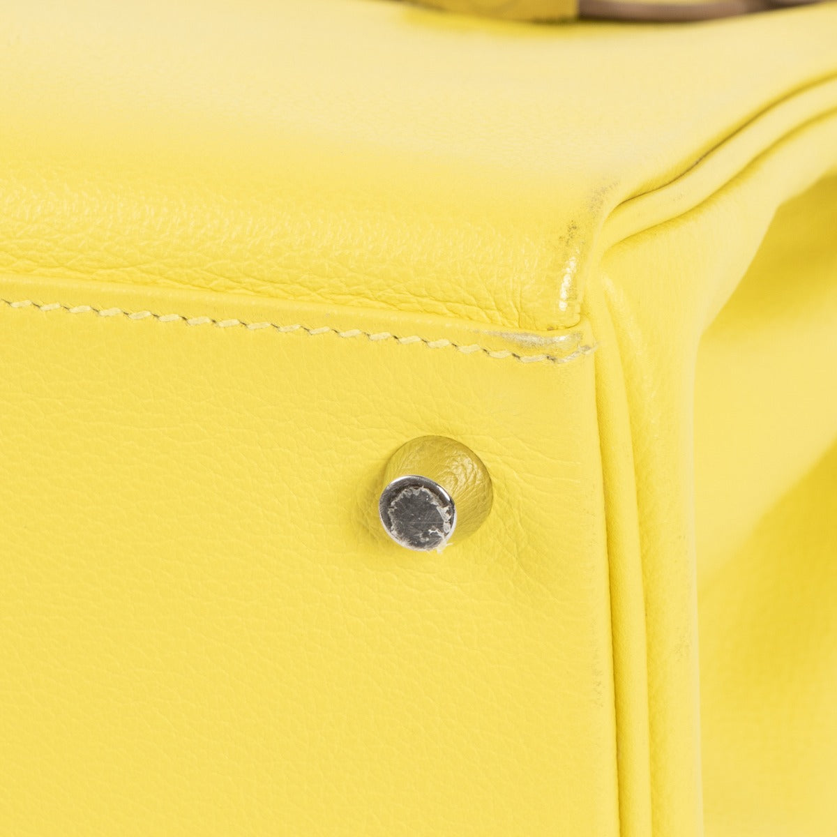Authentic second hand Hermes Kelly 28 Lime Yellow on www.labellov.com