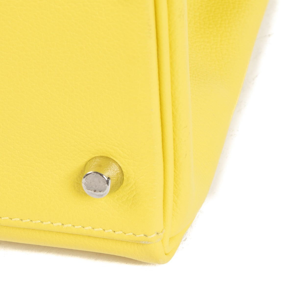 Authentic second hand Hermes Kelly 28 Lime Yellow on www.labellov.com