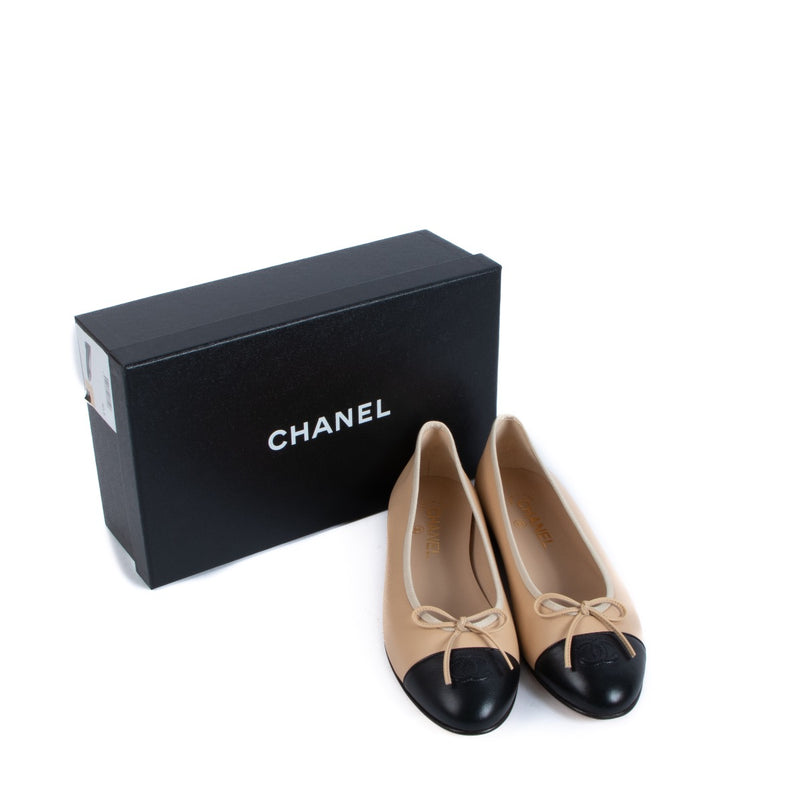 Chanel Beige and Black Flats - Size: 40.5 Buy authentic secondhand Chanel Flats - Size: 35,5 at the right price online safe and secure at LabelLOV webshop. Koop Chanel Flats - Size: 40,5 aan de juiste prijs in alle veiligheid online webshop LabelLOV
