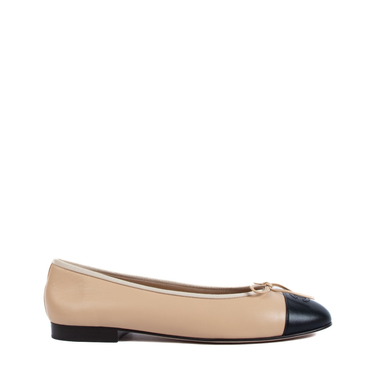 Chanel Beige and Black Flats - Size: 40.5 Buy authentic secondhand Chanel Flats - Size: 35,5 at the right price online safe and secure at LabelLOV webshop. Koop Chanel Flats - Size: 40,5 aan de juiste prijs in alle veiligheid online webshop LabelLOV