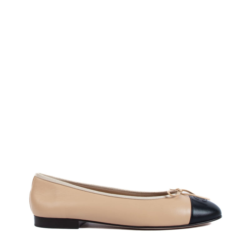 Chanel Beige and Black Flats - Size: 40.5 Buy authentic secondhand Chanel Flats - Size: 35,5 at the right price online safe and secure at LabelLOV webshop. Koop Chanel Flats - Size: 40,5 aan de juiste prijs in alle veiligheid online webshop LabelLOV