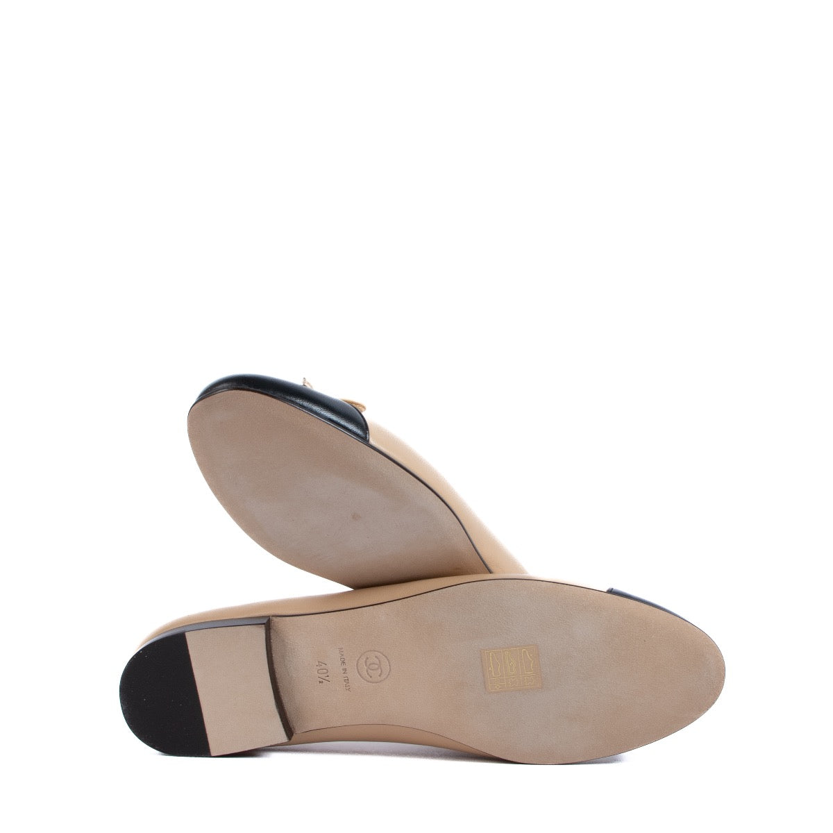 Chanel Beige and Black Flats - Size: 40.5 Buy authentic secondhand Chanel Flats - Size: 35,5 at the right price online safe and secure at LabelLOV webshop. Koop Chanel Flats - Size: 40,5 aan de juiste prijs in alle veiligheid online webshop LabelLOV