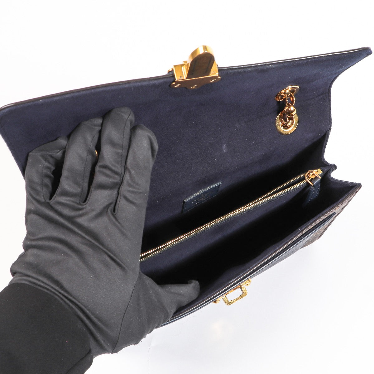Buy an authentic second hand Louis Vuitton Monogram Victoire Crossbody Bag in very good condition at Labellov.com