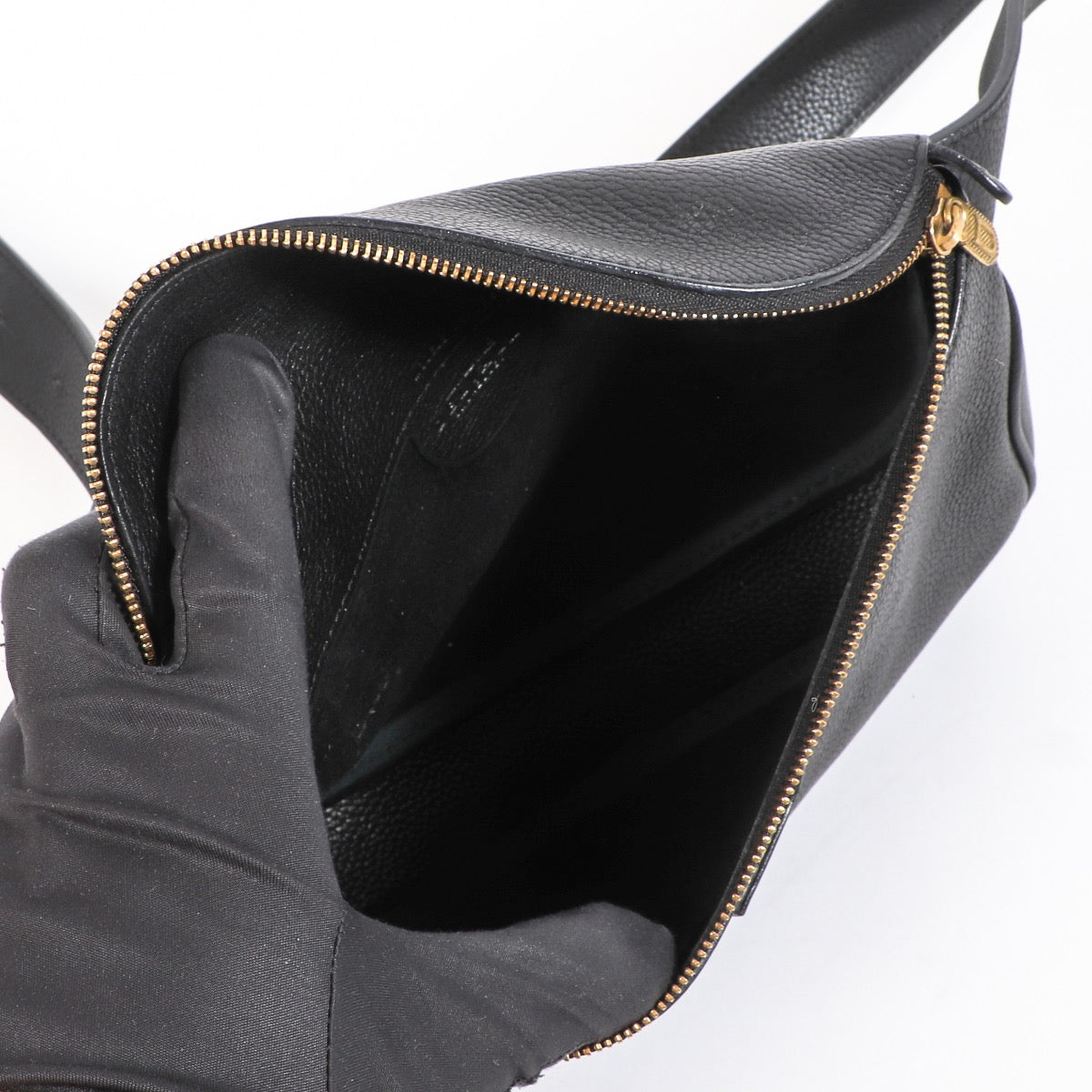 Shop safe online at Labellov in Antwerp, Brussel and Knokke this 100% authentic second hand Delvaux Black Evasion Belt Bag