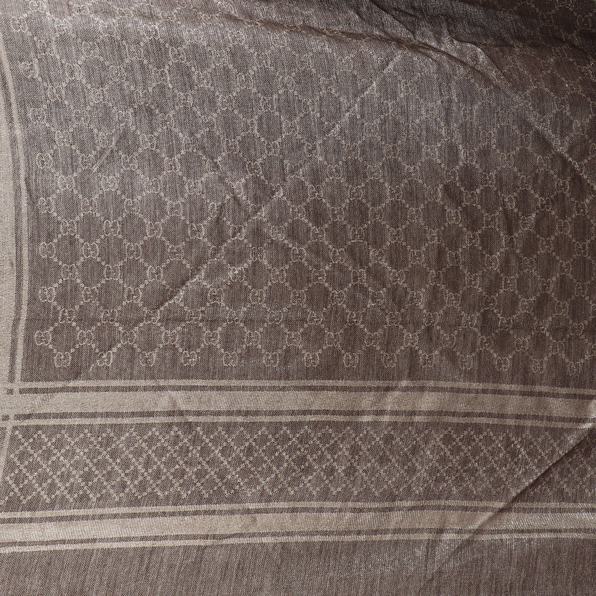 Gucci Metallic GG Scarf for the best price at Labellov secondhand luxury in Antwerp. We buy and sell your authentic designer accessories online at Labellov secondhand luxury.