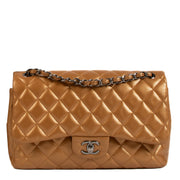 Chanel Jumbo Bronze Caviar Leather Classic Flap Bag for the best price at Labellov secondhand luxury in Antwerp, Knokke and Brussels. We buy and sell your preloved designer bags for the best price at Labellov. Koop en verkoop aan de beste prijs.