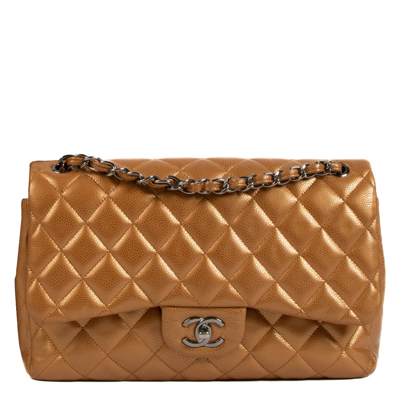 Chanel Jumbo Bronze Caviar Leather Classic Flap Bag for the best price at Labellov secondhand luxury in Antwerp, Knokke and Brussels. We buy and sell your preloved designer bags for the best price at Labellov. Koop en verkoop aan de beste prijs.