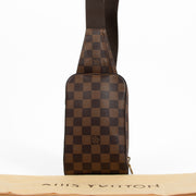 Bent u op zoek naar een authentieke designer handtas? Koop uw Louis Vuitton Geronimos Damier Ebene Canvas Crossbody aan de beste prijs.