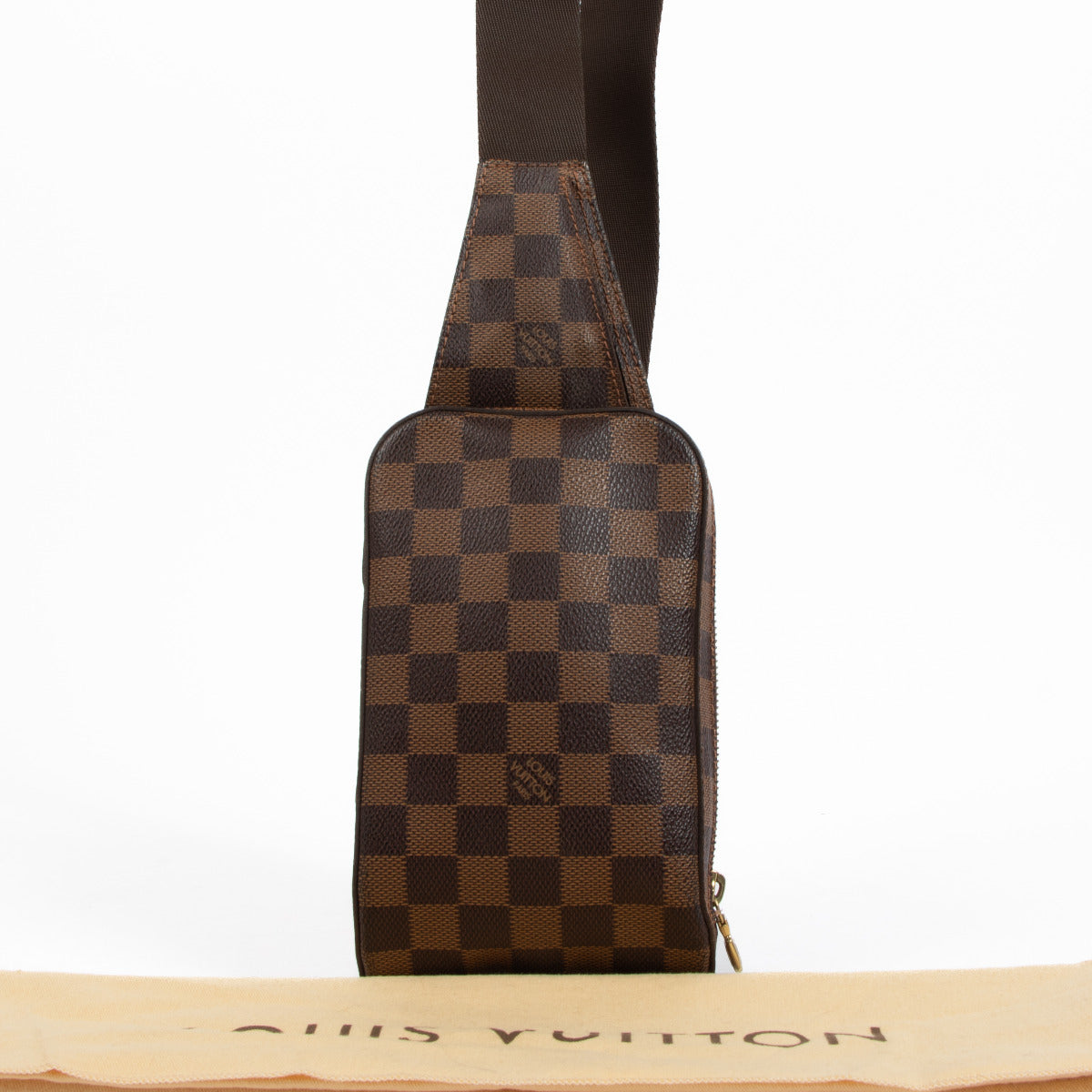 Bent u op zoek naar een authentieke designer handtas? Koop uw Louis Vuitton Geronimos Damier Ebene Canvas Crossbody aan de beste prijs.