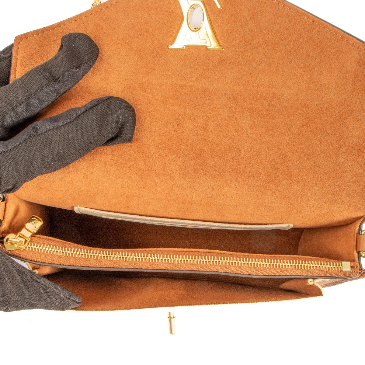 Shop Safe online at Labellov in Antwerp, Brussels and Knokke this 100% authentic second hand Louis Vuitton Cognac MyLockMe Chain Pochette Crossbody