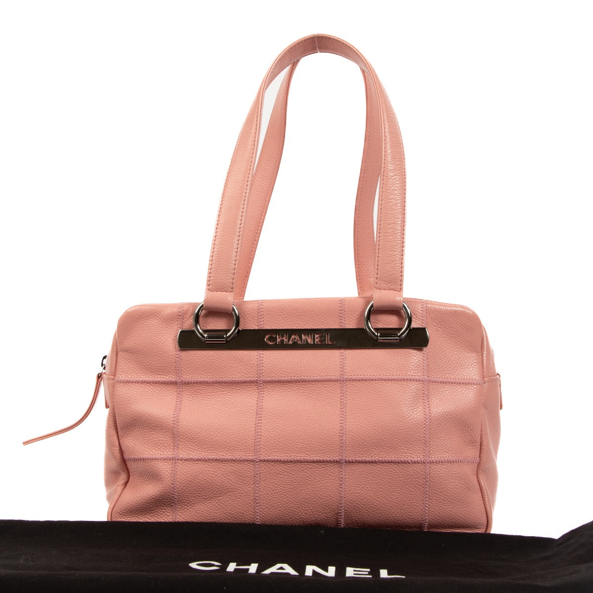 Chanel Pink Leather Bowling Bag for the best price at Labellov secondhand luxury in Antwerp. We buy and sell your preloved designer bags for the best price at Labellov.