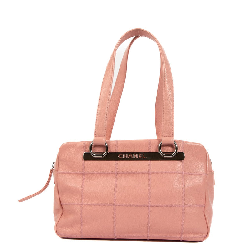Chanel Pink Leather Bowling Bag for the best price at Labellov secondhand luxury in Antwerp. We buy and sell your preloved designer bags for the best price at Labellov.