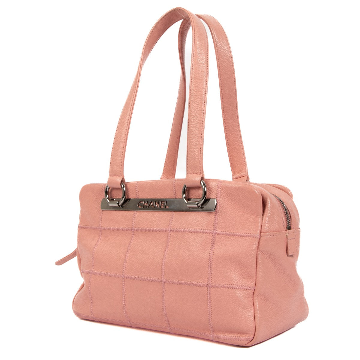 Chanel Pink Leather Bowling Bag for the best price at Labellov secondhand luxury in Antwerp. We buy and sell your preloved designer bags for the best price at Labellov.