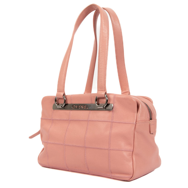 Chanel Pink Leather Bowling Bag for the best price at Labellov secondhand luxury in Antwerp. We buy and sell your preloved designer bags for the best price at Labellov.