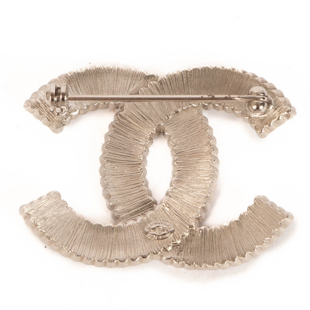 Shop safe online at Labellov in Antwerp, Brussels and Knokke this 100% authentic second hand Chanel Silver and Green Brooch