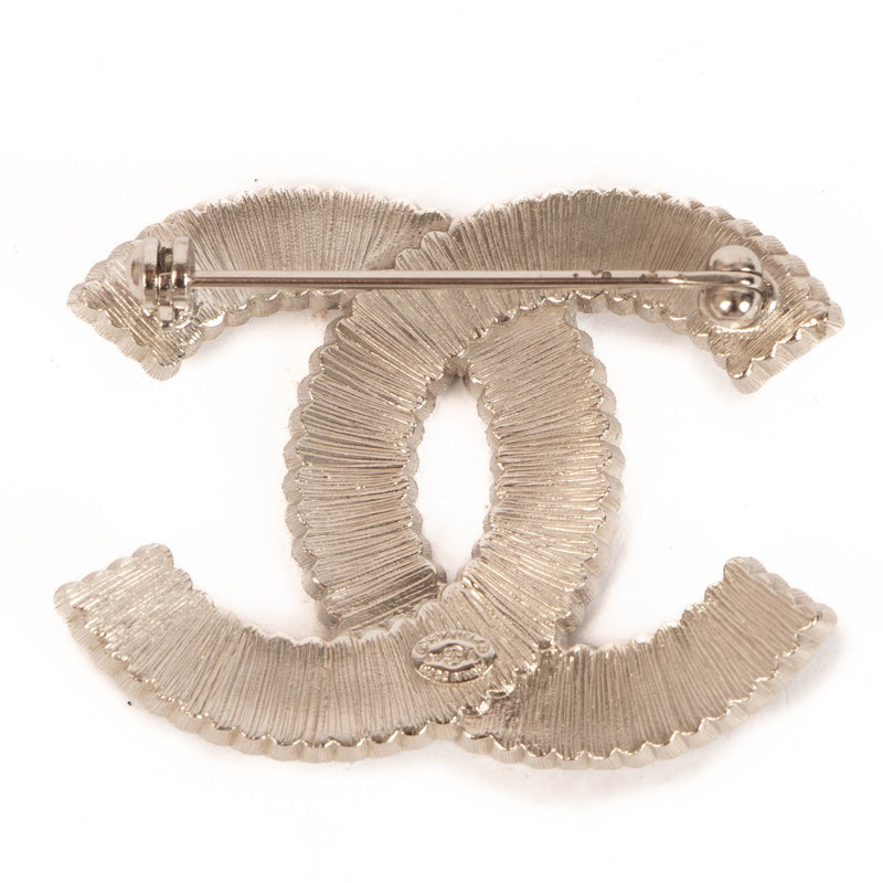 Shop safe online at Labellov in Antwerp, Brussels and Knokke this 100% authentic second hand Chanel Silver and Green Brooch