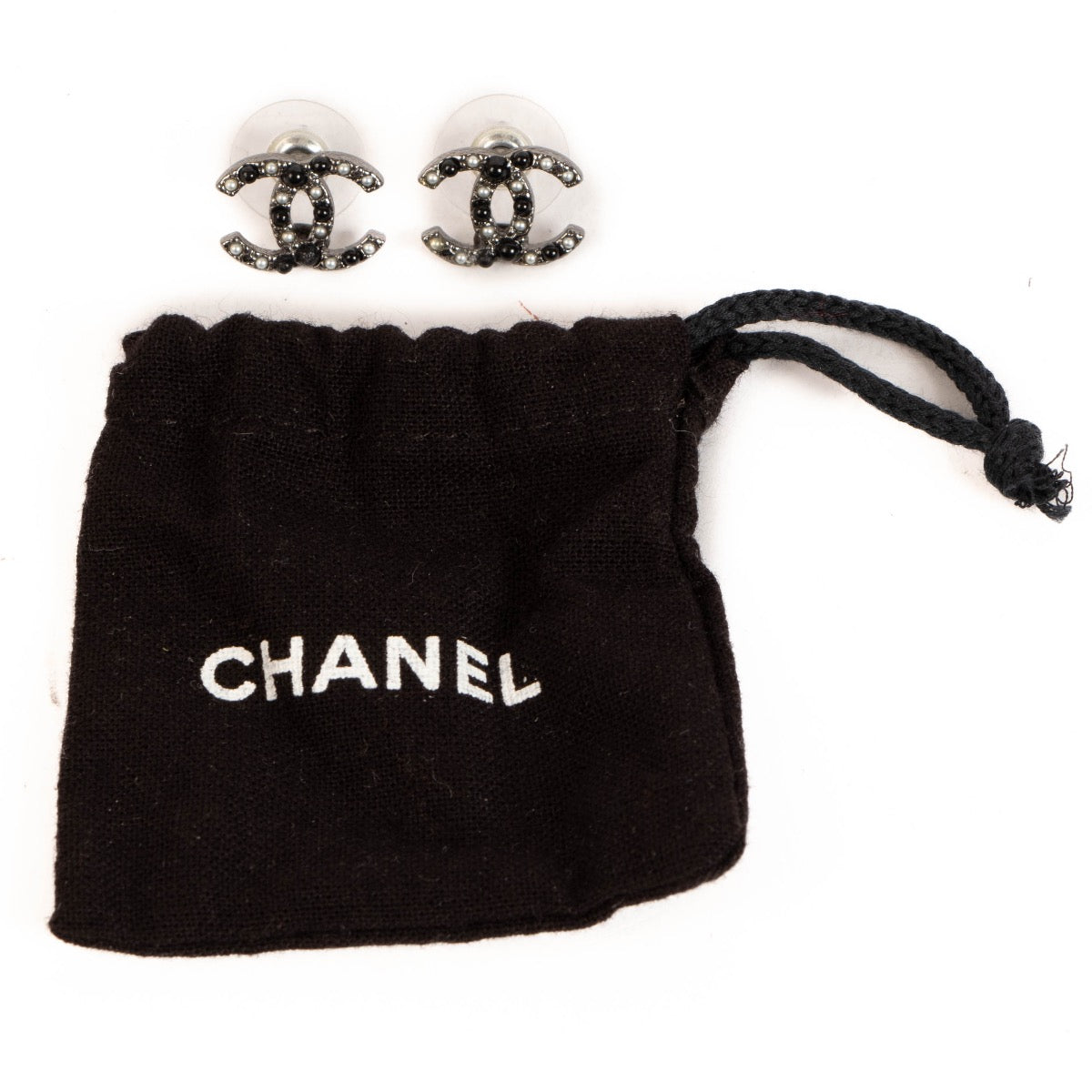 Shop safe online at Labellov in Antwerp, Brussels and Knokke these 100% authentic second hand Chanel Black Earrings 14P