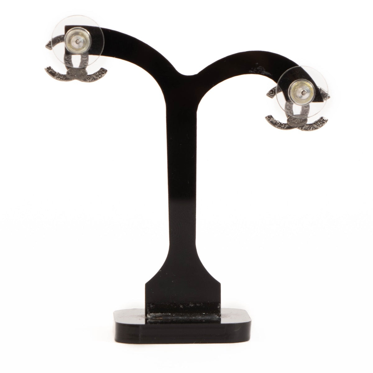 Shop safe online at Labellov in Antwerp, Brussels and Knokke these 100% authentic second hand Chanel Black Earrings 14P