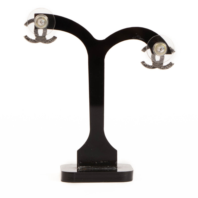 Shop safe online at Labellov in Antwerp, Brussels and Knokke these 100% authentic second hand Chanel Black Earrings 14P