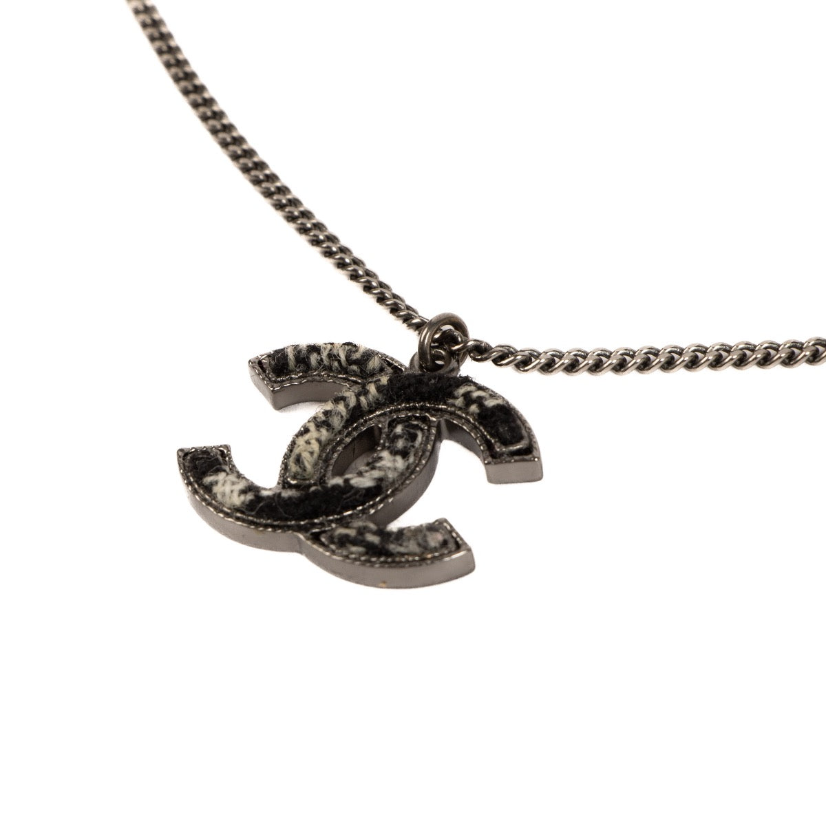 Shop safe online at Labellov in Antwerp, Brussels and Knokke this 100% authentic second hand Gucci Silver Toned Metal GG Pendant Necklace