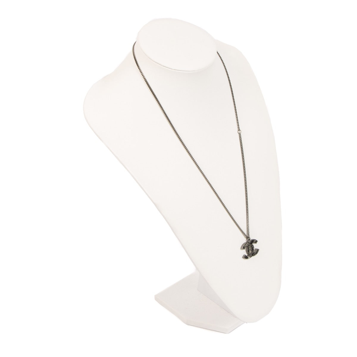 Shop safe online at Labellov in Antwerp, Brussels and Knokke this 100% authentic second hand Gucci Silver Toned Metal GG Pendant Necklace