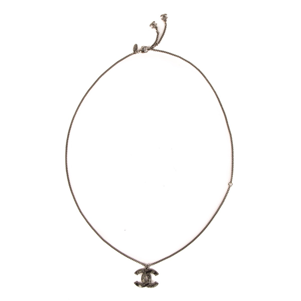 Shop safe online at Labellov in Antwerp, Brussels and Knokke this 100% authentic second hand Gucci Silver Toned Metal GG Pendant Necklace