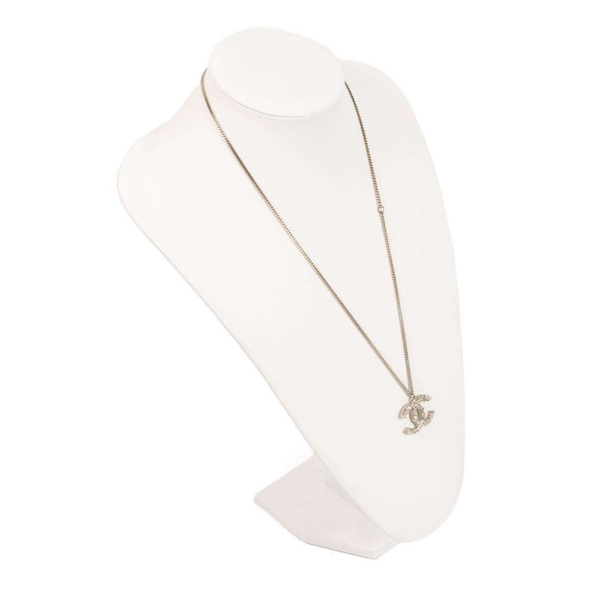 Shop safe online at Labellov in Antwerp, Brussels and Knokke this 100% authentic second hand Chanel Silver-Toned Crystal Pendant Necklace 14P