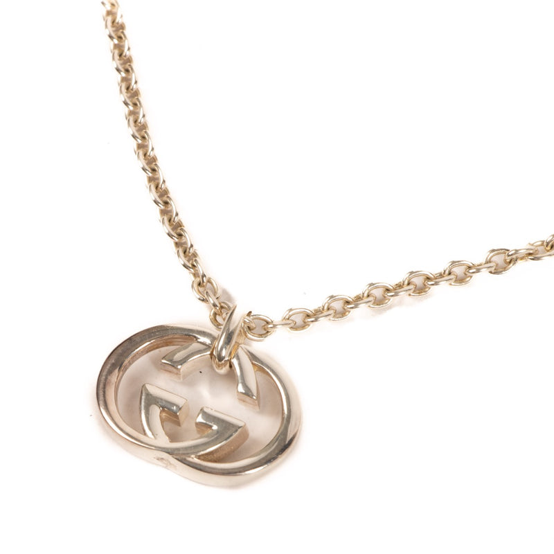 Shop safe online at Labellov in Antwerp, Brussels and Knokke this 100% authentic second hand Gucci Sterling Silver GG Pendant Necklace