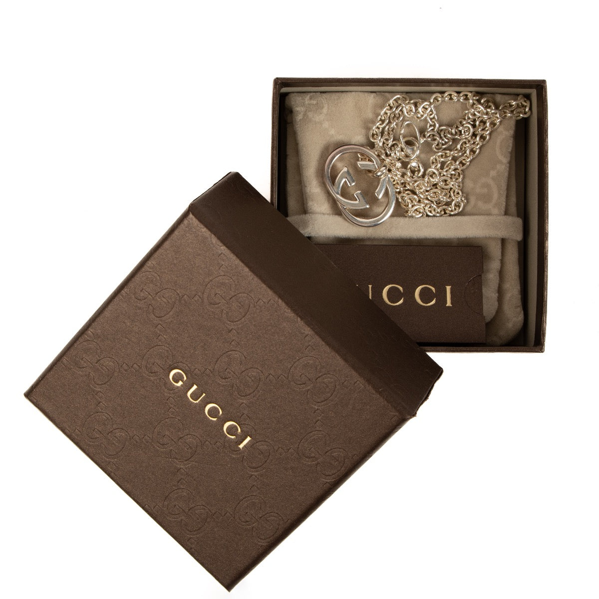 Shop safe online at Labellov in Antwerp, Brussels and Knokke this 100% authentic second hand Gucci Sterling Silver GG Pendant Necklace