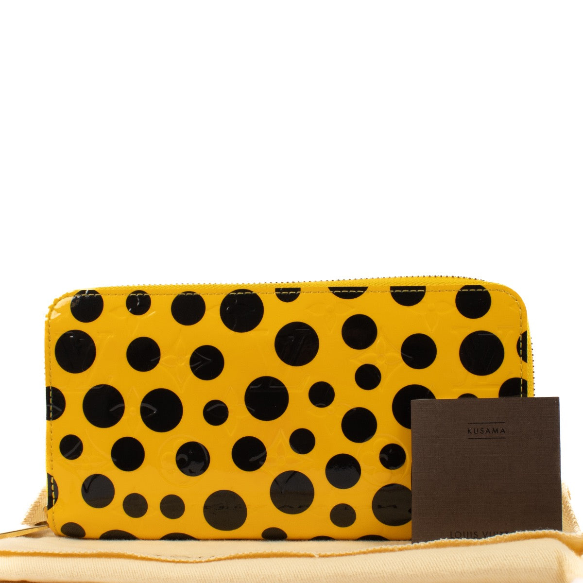Shop safe online at Labellov in Antwerp, Brussels and Knokke this 100% authentic second hand Louis Vuitton Yayoi Kusama Yellow Zippy Wallet. Veilig online tweedehands authentieke Louis Vuitton Yayoi Kusama Yellow Zippy portefeuille kopen bij Labellov.