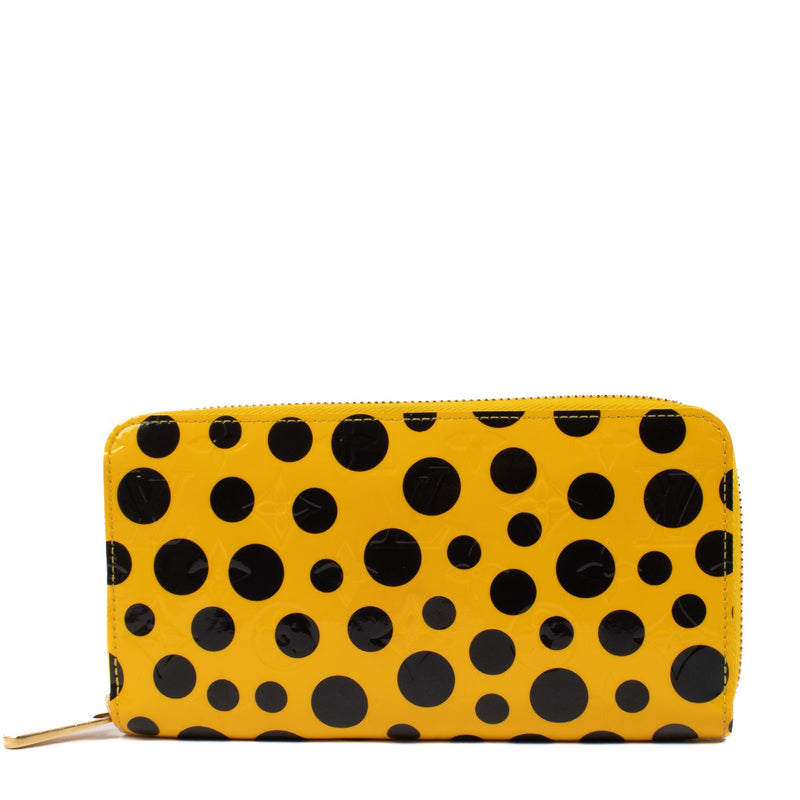 Shop safe online at Labellov in Antwerp, Brussels and Knokke this 100% authentic second hand Louis Vuitton Yayoi Kusama Yellow Zippy Wallet. Veilig online tweedehands authentieke Louis Vuitton Yayoi Kusama Yellow Zippy portefeuille kopen bij Labellov.