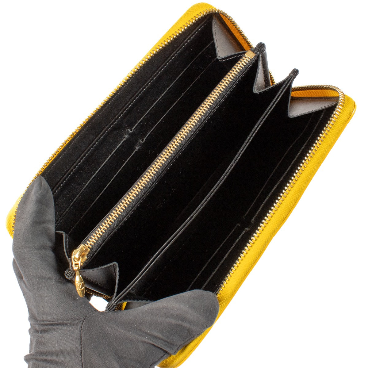 Shop safe online at Labellov in Antwerp, Brussels and Knokke this 100% authentic second hand Louis Vuitton Yayoi Kusama Yellow Zippy Wallet. Veilig online tweedehands authentieke Louis Vuitton Yayoi Kusama Yellow Zippy portefeuille kopen bij Labellov.