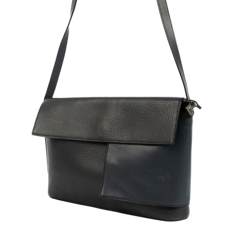 Authentic second hand Delvaux crossbody messenger bag in good condition on Labellov.com