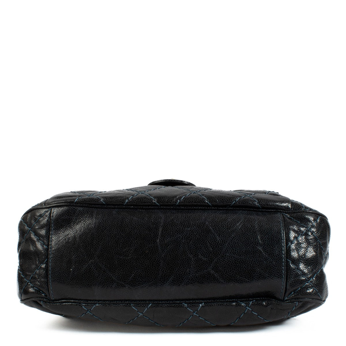 Sac à rabat Chanel en cuir de caviar froissé bleu marine