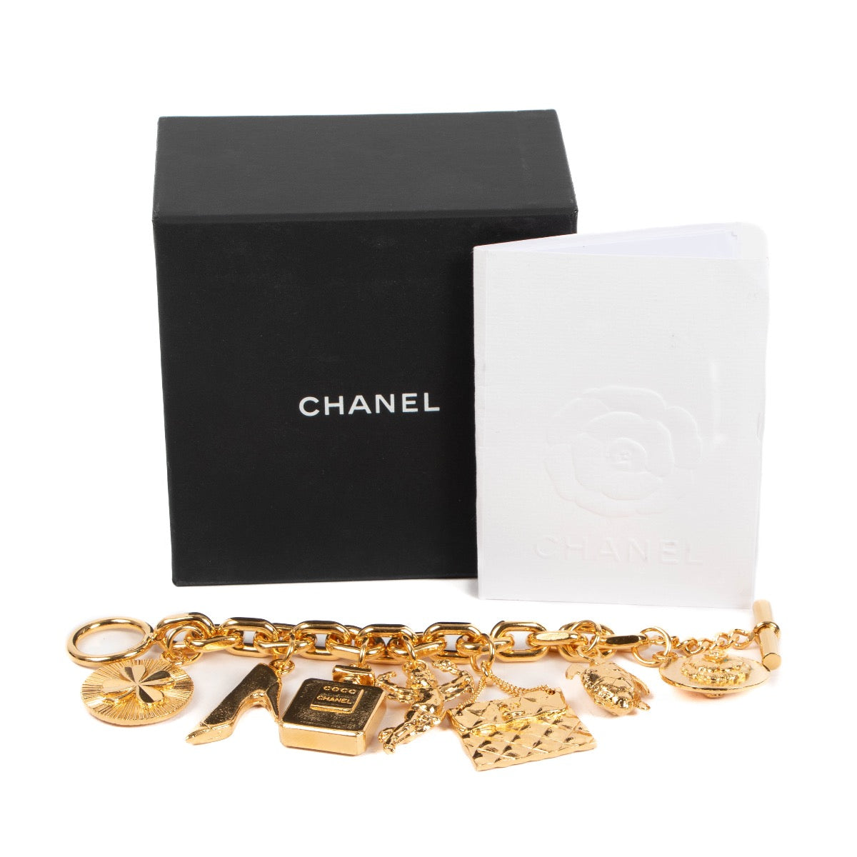 Shop safe online at Labellov in Antwerp, Brussels and Knokke this 100% authentic second hand Chanel Vintage Gold Metal Lucky Icons Charm Bracelet